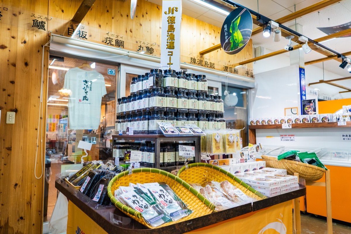 鳴門わかめや佃煮が並ぶ、さかな市の売り場