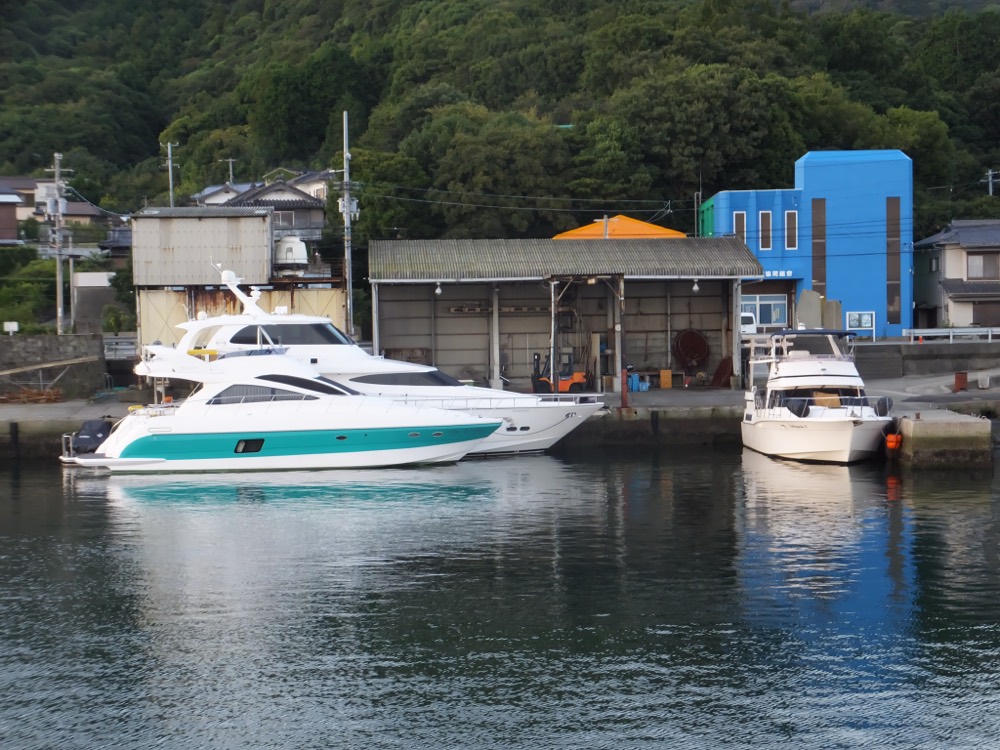 桟橋にクルーザーとプレジャーボートが係留された、海から見たJF北灘さかな市