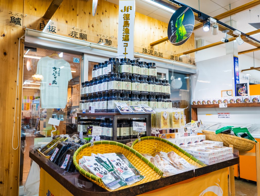 地酒と干物が並ぶ棚