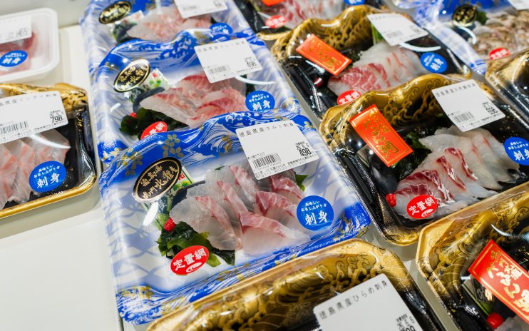 パック詰めされた鮮魚