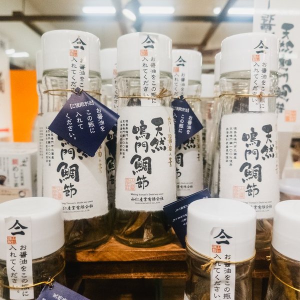 天然鳴門鯛節 だし醤油の素の瓶