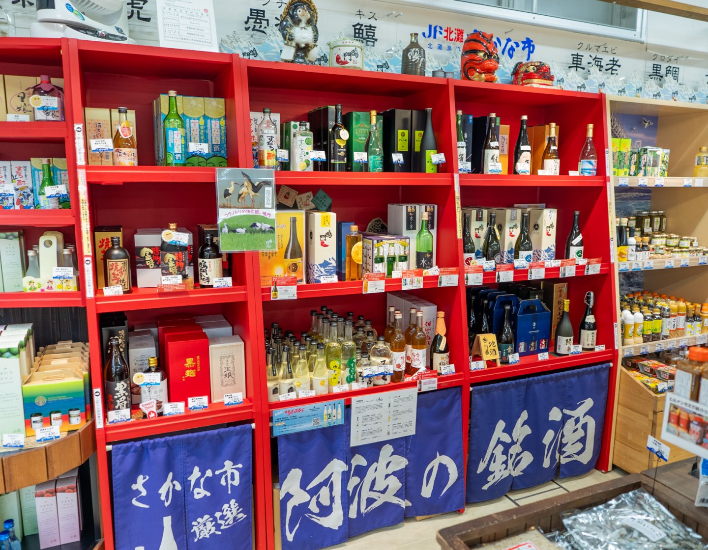 徳島の地酒が並ぶ売り場