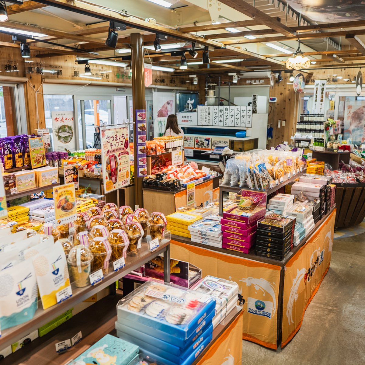 お土産や地元のお酒が並ぶ、さかな市の売り場
