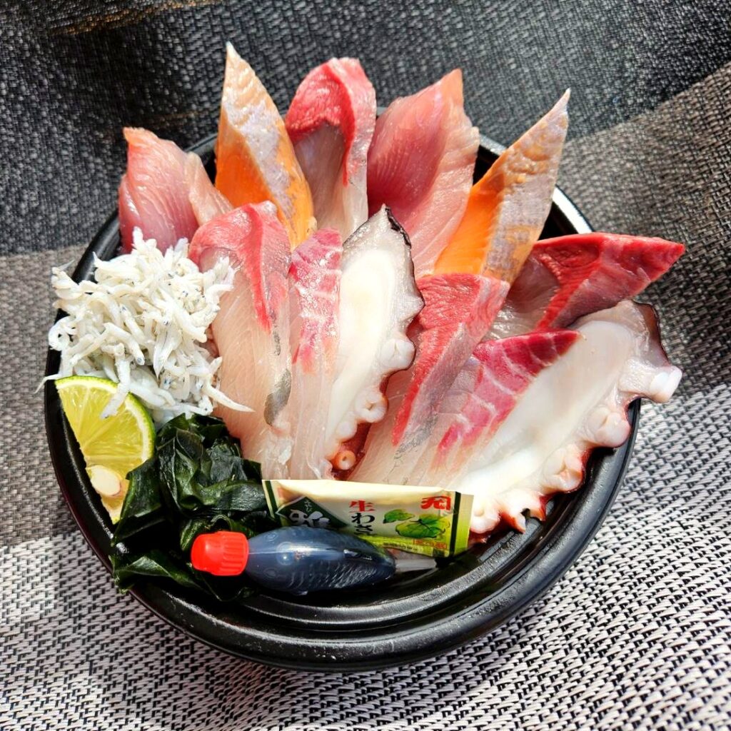 選べる わがまま海鮮丼の盛り付け例。鳴門の海で揚がった7種類のネタ