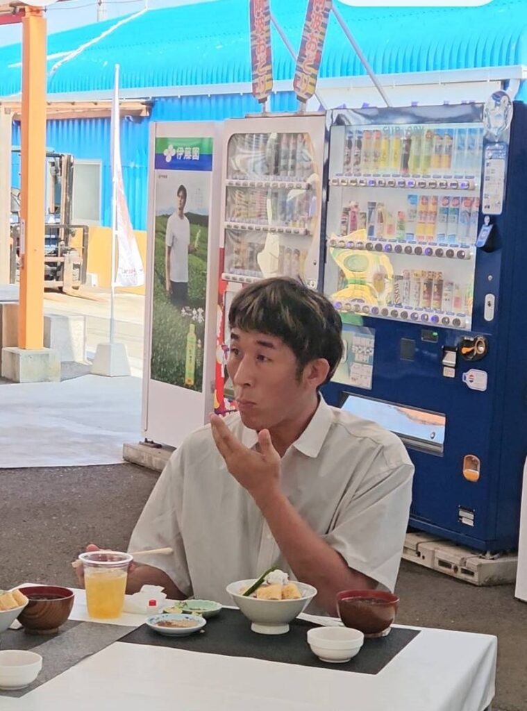 さかな市で食事をする出演者