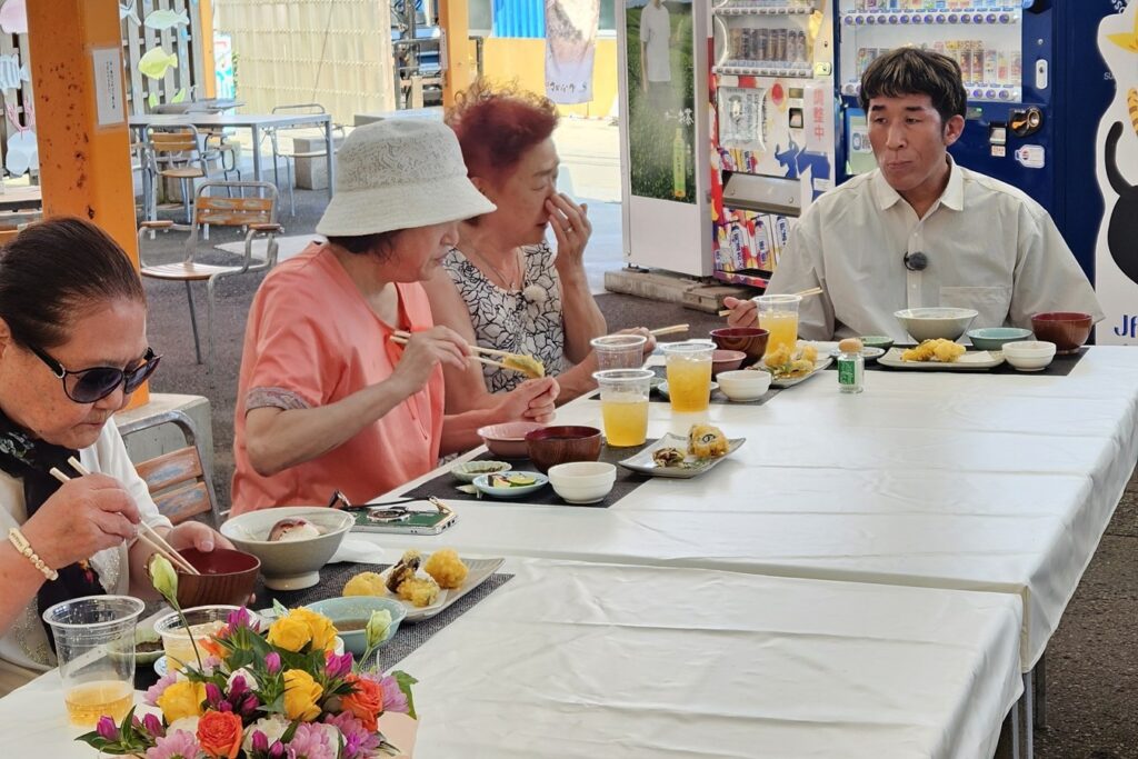 さかな市で食事をする出演者のみなさん